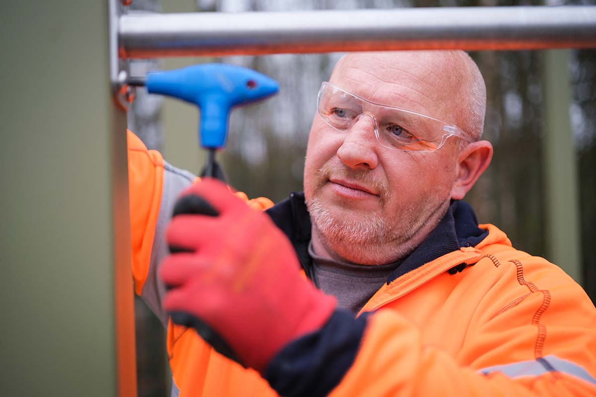 Lee tightening a bolt